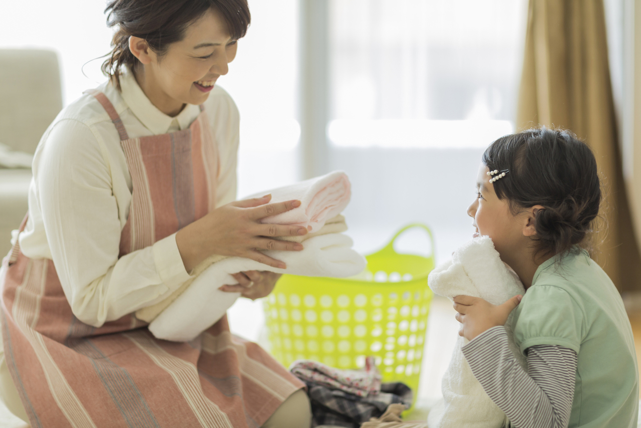 発達障害のお子さまと接する母親の画像